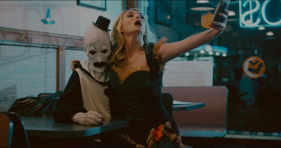 Cena de Aterrorizante (2018) em que a protagonista Dawn subestima o vilão Art The Clown quando o vê pela primeira vez — Foto: Reprodução/Rotten Tomatoes