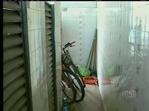 O banheiro do distrito policial está sendo usado para guardar bicicletas apreendidas (Foto: Reprodução/TV Anhanguera TO)