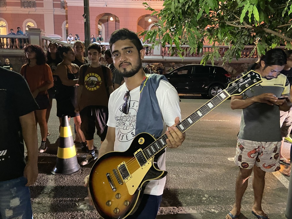 Murilo Oliveira levou a guitarra para tentar autógrafo do guitarrista do Guns N' Roses, Slash, em Manaus. — Foto: Patrick Marques/g1 AM