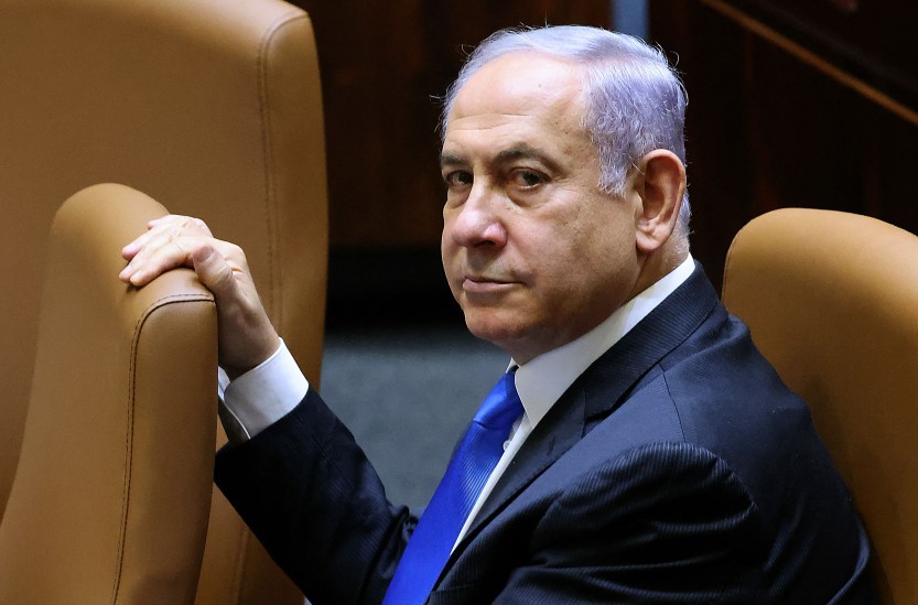 Benjamin Netanyahu, agora ex-presidente de Israel, em sessão do Parlamento que sacramentou sua saída do poder após 12 anos