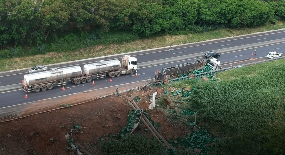 Caminhão tomba e espalha carga de caixas de cerveja no acostamento de rodovia em Marília — Foto: Gilmar Santos/TV TEM
