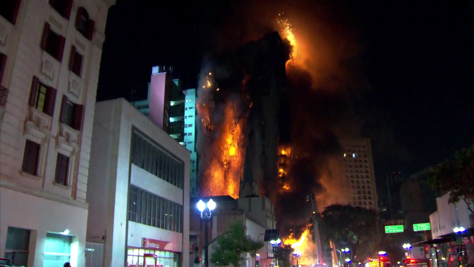 Imagem do cinegrafista Abiatar Arruda mostra momento em que prédio começa a desabar no centro de São Paulo (Foto: Reprodução/TV Globo)