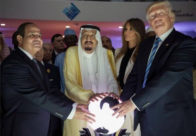 Donald Trump durante visita à Arábia Saudita em 2017 (Foto: EPA via BBC News)