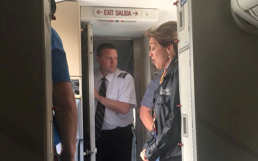 A piloto Tammie Jo Shults e membros da tripulação são vistos dentro do voo 1380 da Southwest Airlines, em Filadélfia, na Pensilvânia, na terça-feira (17) (Foto: Kristopher Johnson/via Reuters)
