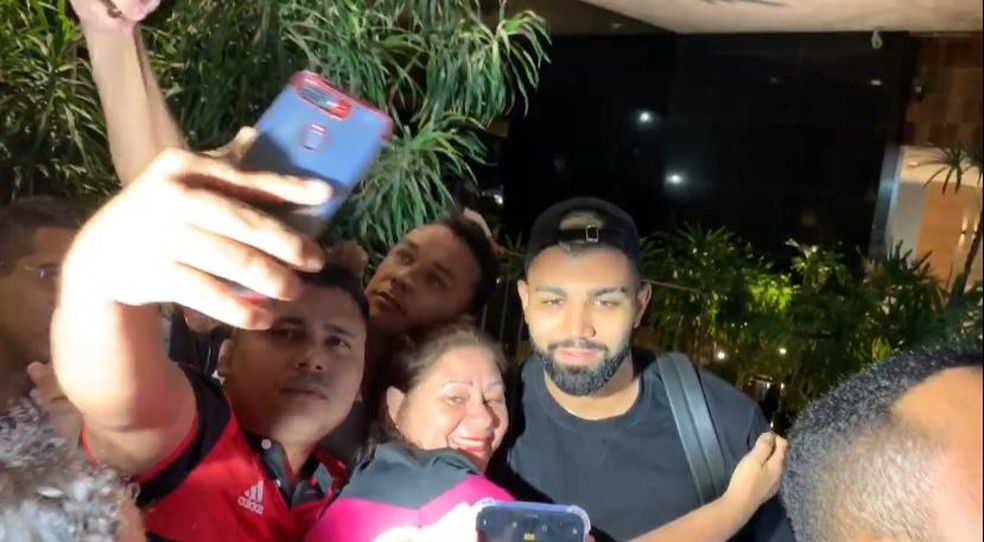 Gabigol na chegada a Fortaleza — Foto: Raisa Martins