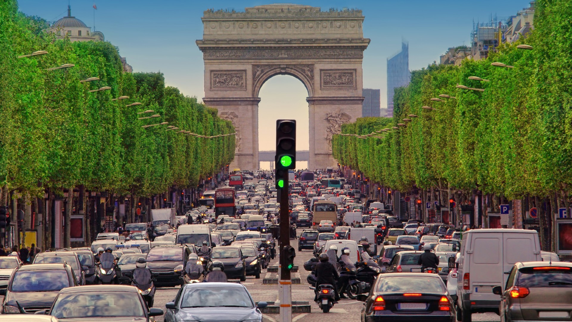Donos de SUVs vão pagar mais caro para estacionar nas ruas de Paris a partir de 2024