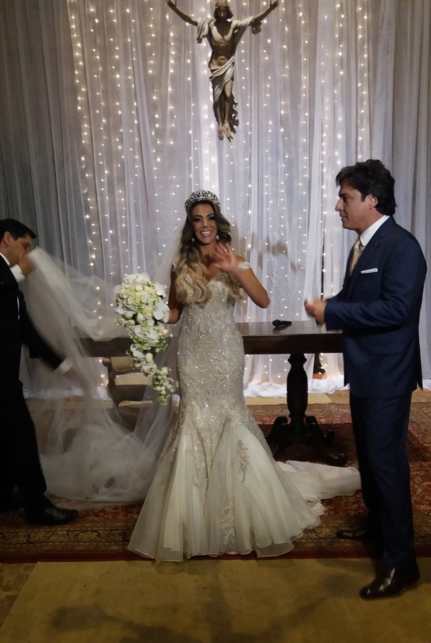 Fabiana Teixeira se casa com Alessandro Toniello (Foto: QUEM)