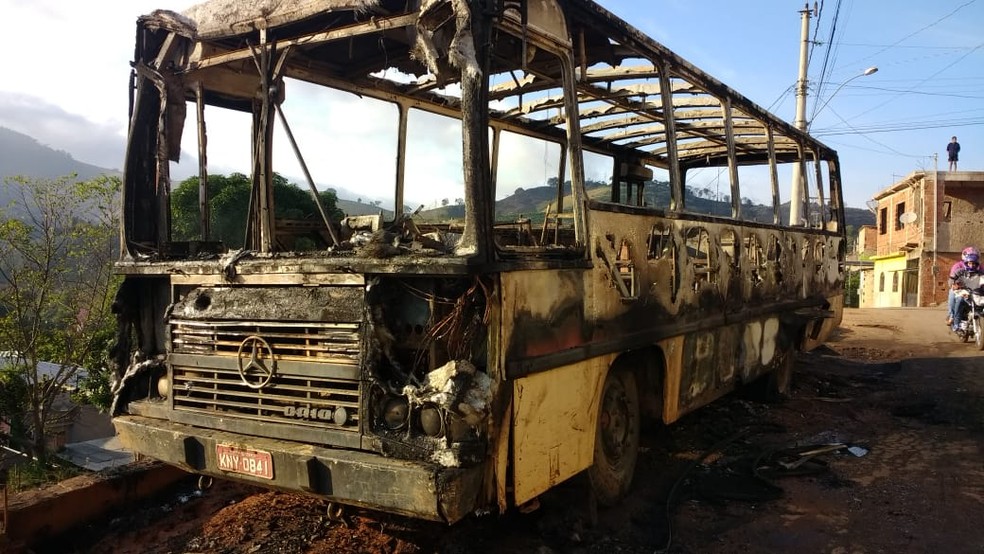 Ônibus foi incendiado durante a madrugada, em Santa Rita de Minas (Foto: Polícia Militar/Divulgação)