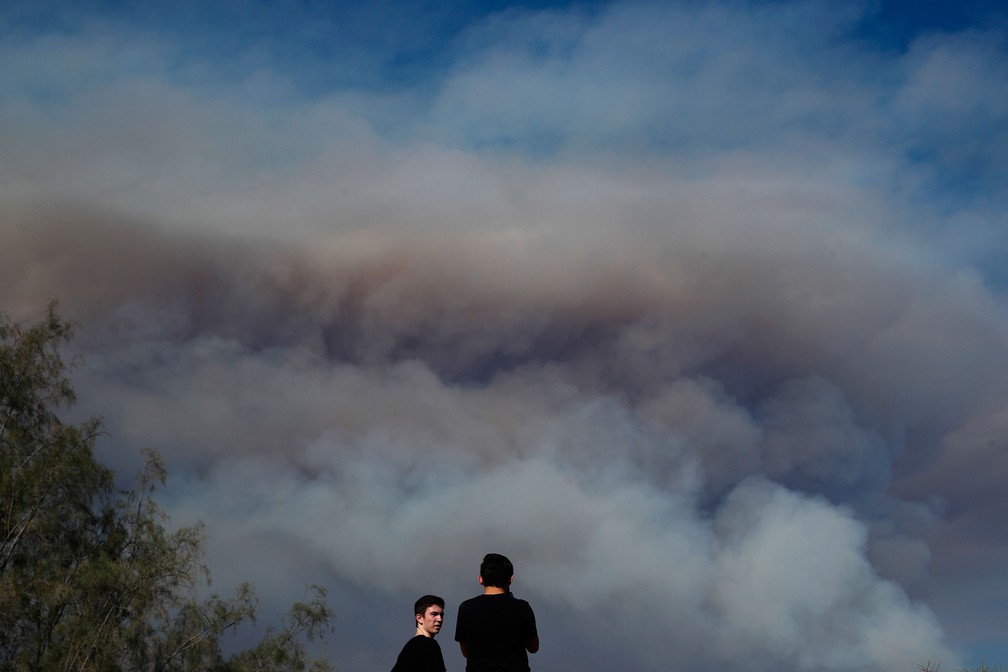 Fumaça de incêndio pode ser vista à distância em Lake Forest, na Califórnia. Imagem de segunda-feira (6) (Foto: Jae C. Hong/ AP)