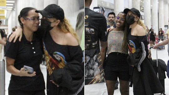 De máscara, Joelma abraça fãs e tira fotos em aeroporto, no Rio