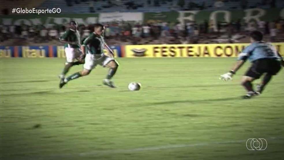 Atacante Dimba marcou 31 gols pelo Goiás em 2003 — Foto: Reprodução/TV Anhanguera