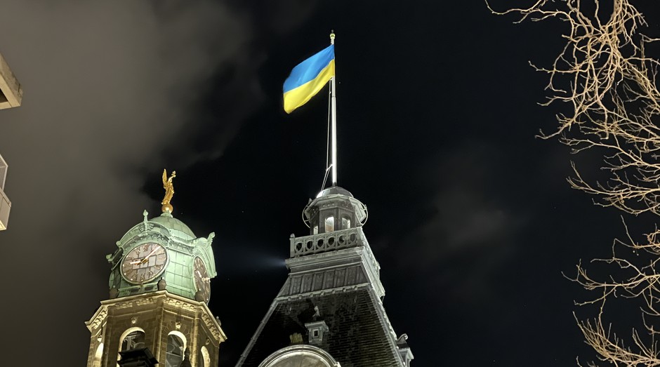 Bandeira da Ucrânia hasteada; país sofreu ataques da Rússia (Foto: Getty Images)