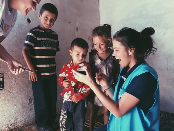 A atriz visita campo de refugiados no Líbano (Foto: Reprodução/Instagram)
