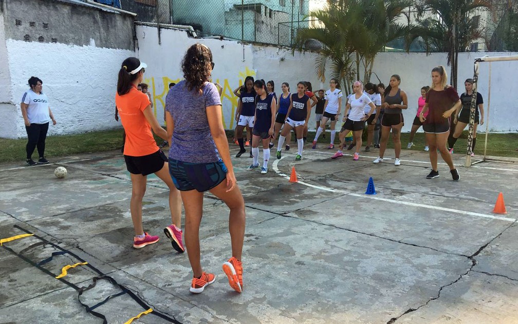 Mulheres se reÃºnem em praÃ§a na Vila Mariana para treinar futebol â€” Foto: Gabriela GonÃ§alves/G1