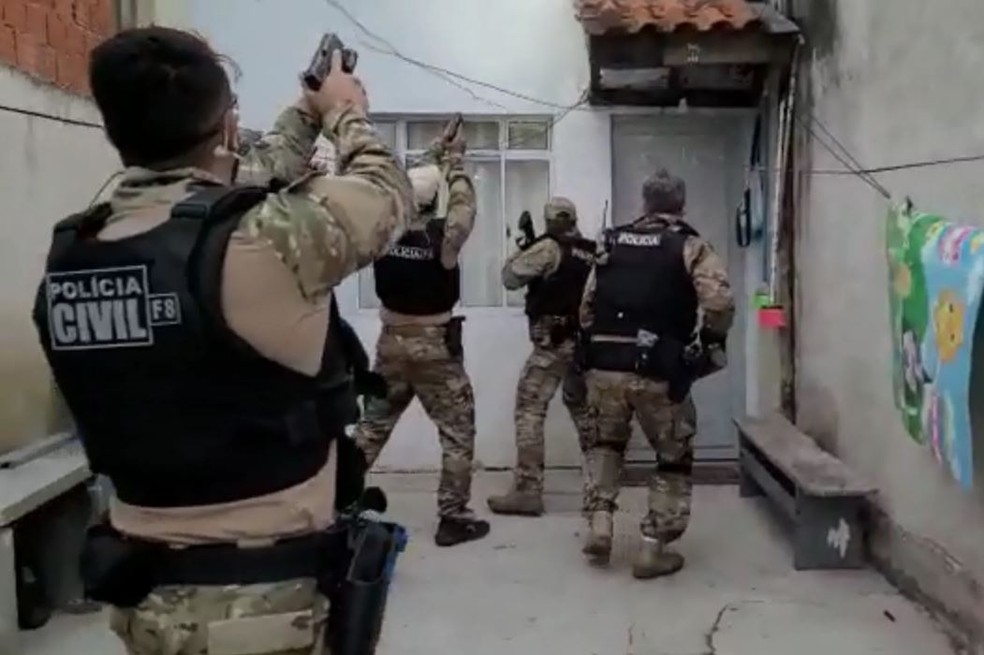 Suspeitos de atirarem contra acusada de tráfico de drogas, durante atentado em Curitiba, foram presos em operação — Foto: Divulgação/Polícia Civil