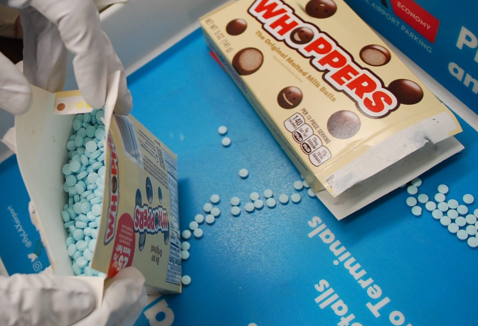 Comprimidos de fentanil foram encontrados em embalagens de doces, nos EUA — Foto: Divulgação/Polícia de Los Angeles