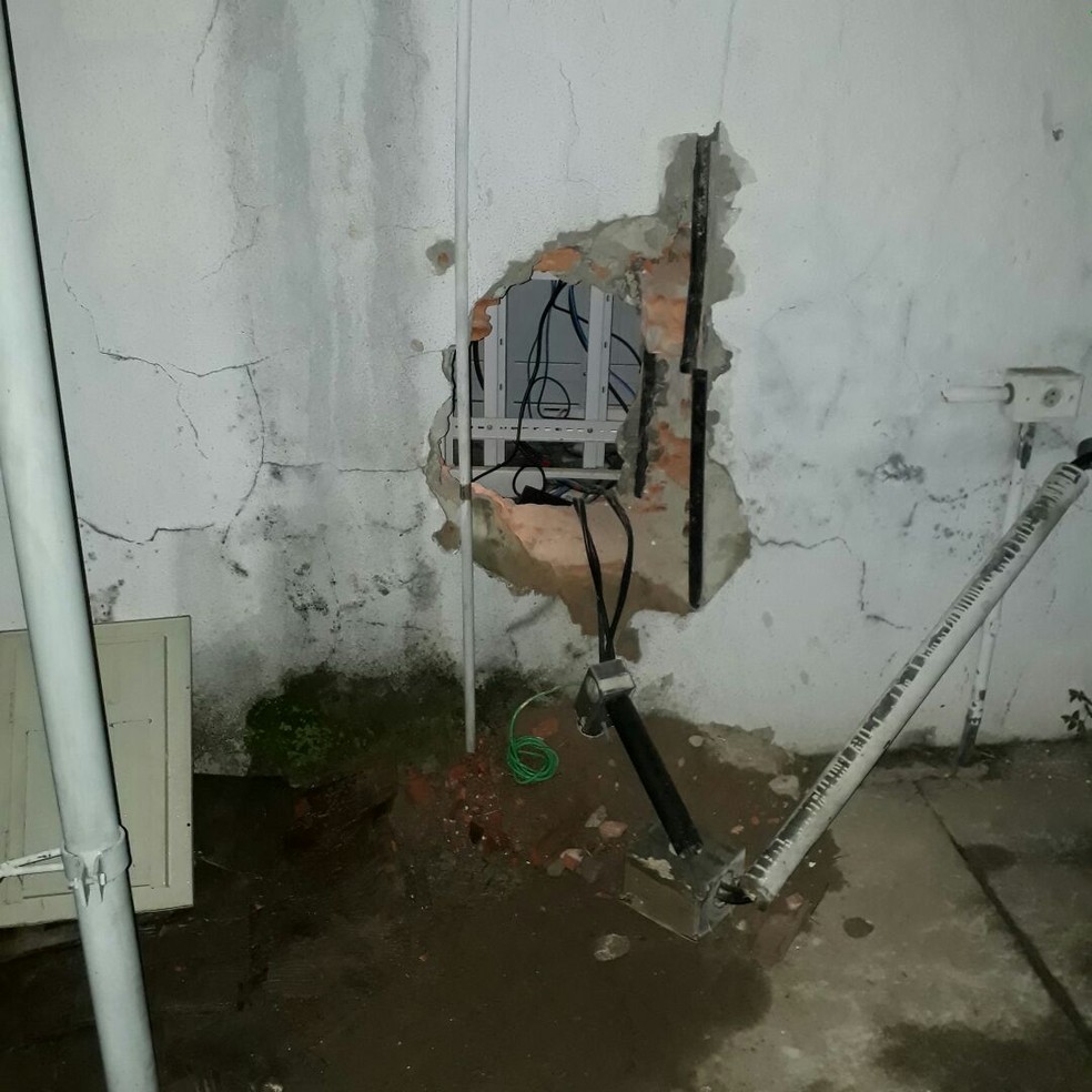 Criminosos fizeram um buraco na parede da agência e entraram no prédio (Foto: Polícia Civil-MT/ Divulgação)