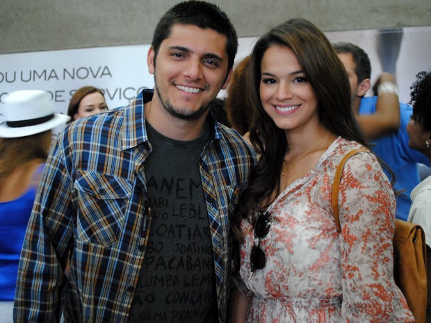 Bruna e Bruno posam para a foto no intervalo de gravação (Foto: Em Família/TV Globo)