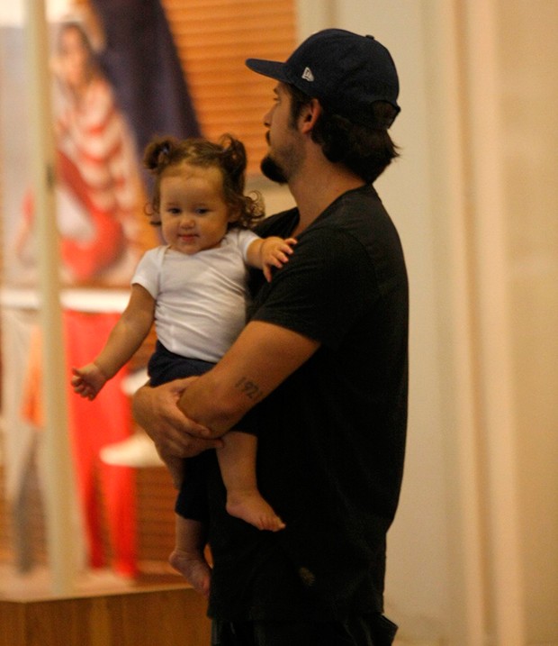 Bruno Gissoni passeia no shopping com a filha Madalena (Foto: AgNews)