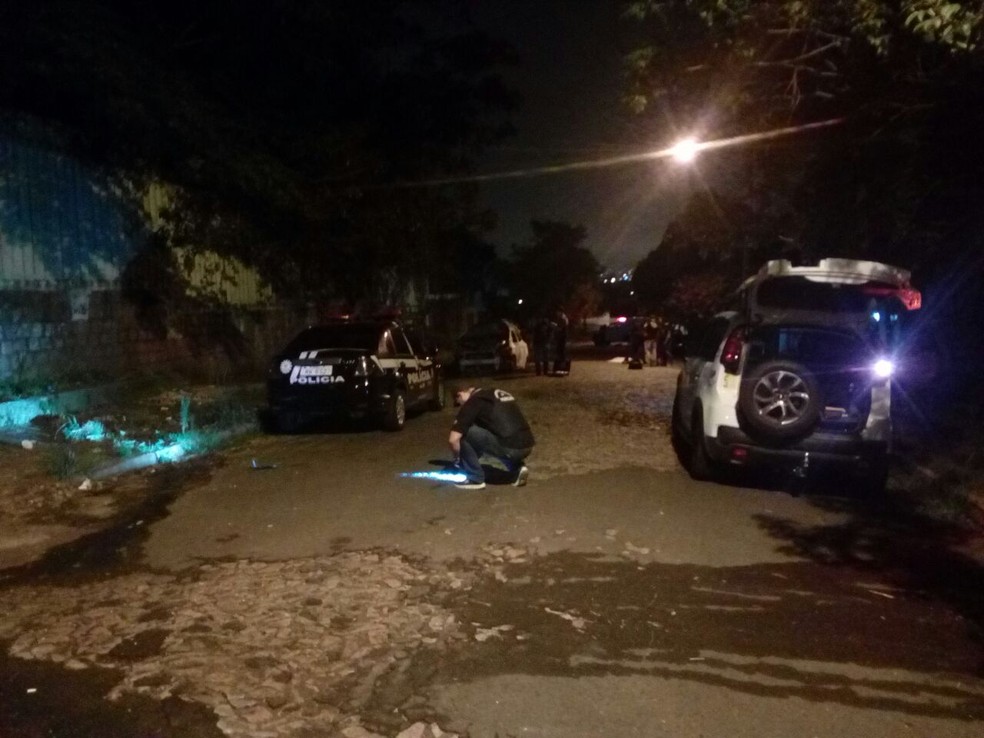 Crime ocorreu em uma rua na Zona Sul de Porto Alegre (Foto: Estêvão Pires/RBS TV)
