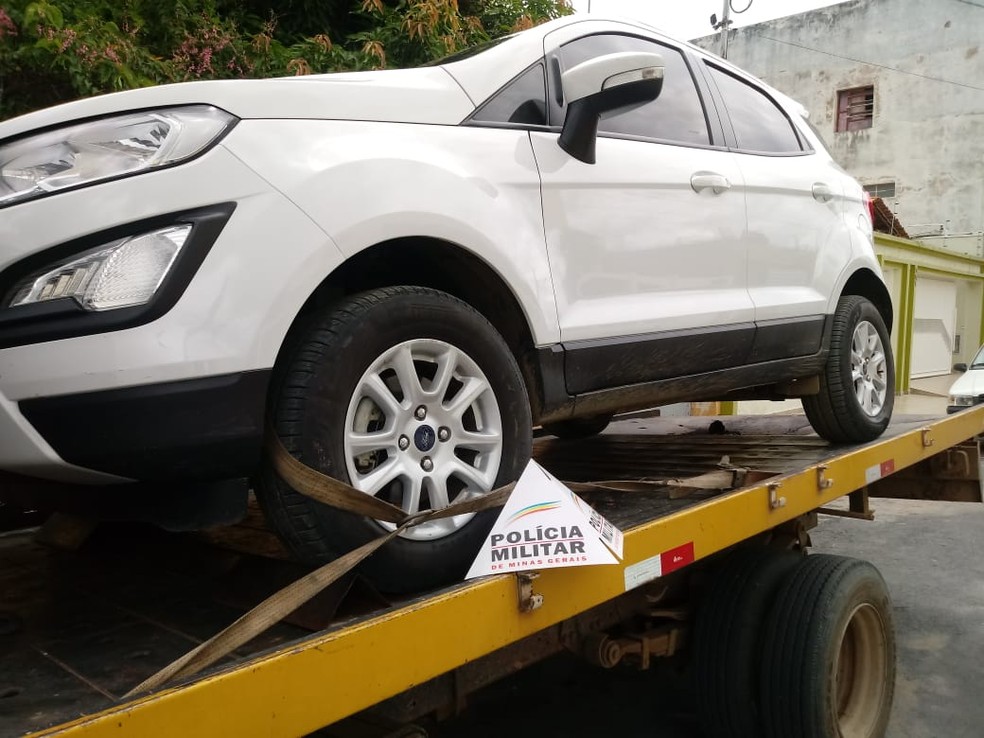 Carro furtado foi apreendido pela PM — Foto: Polícia Militar/Divulgação