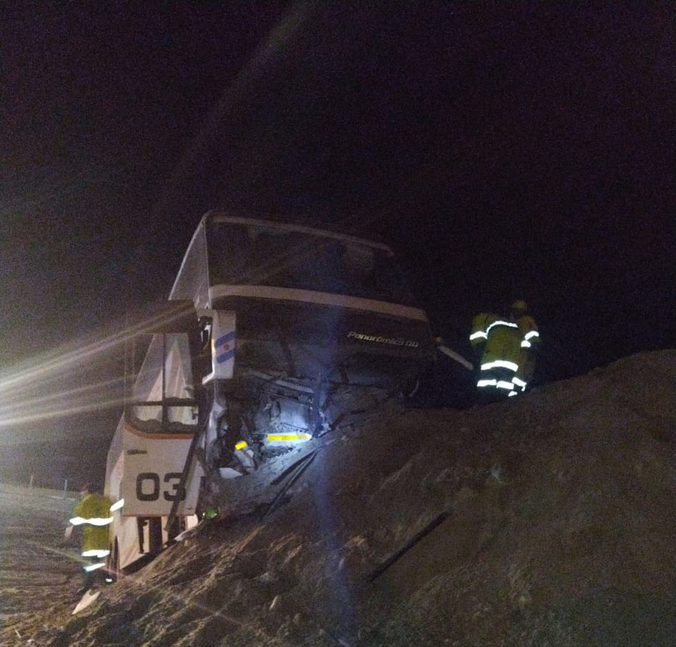 Ônibus teria batido no pátio de uma pedreira em MT — Foto: Divulgação