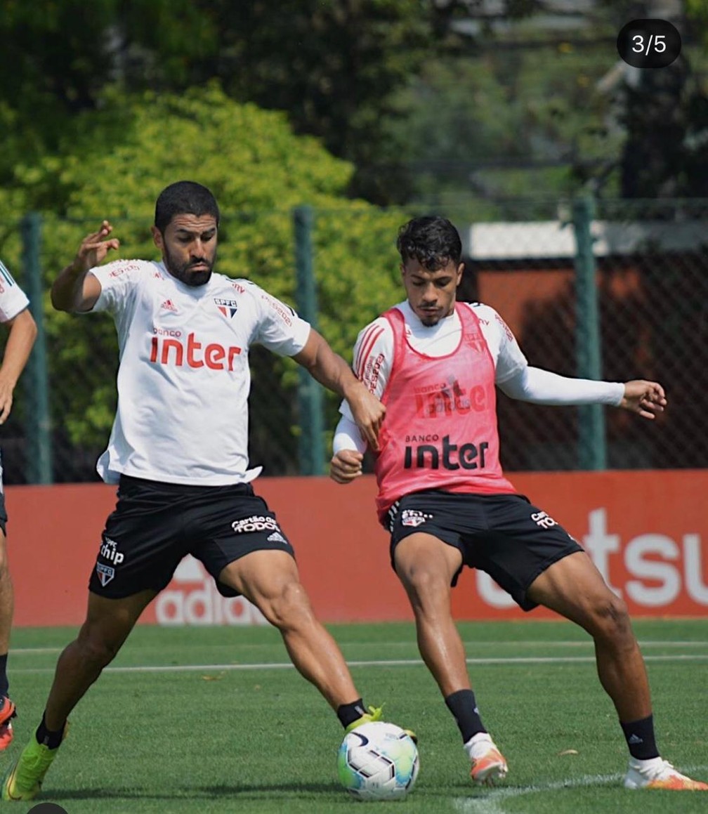 Tréllez disputa bola com Diego Costa em treino do São Paulo — Foto: Erico Leonan / saopaulofc.net