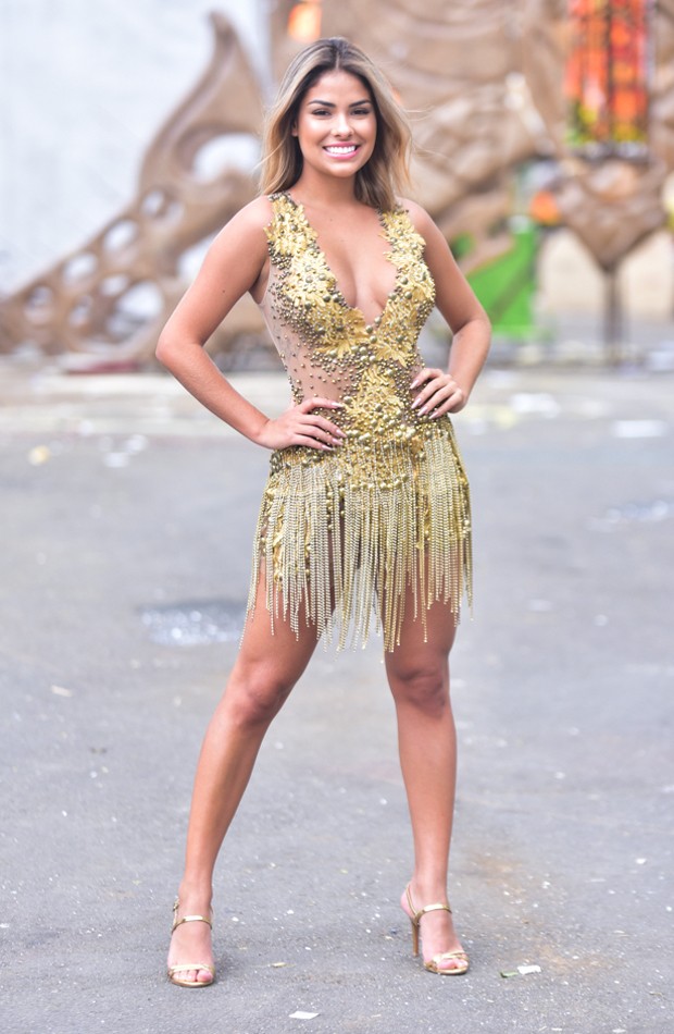 Solteira, Munik Nunes está mais loira para o Carnaval (Foto: Leo Franco/AgNews)
