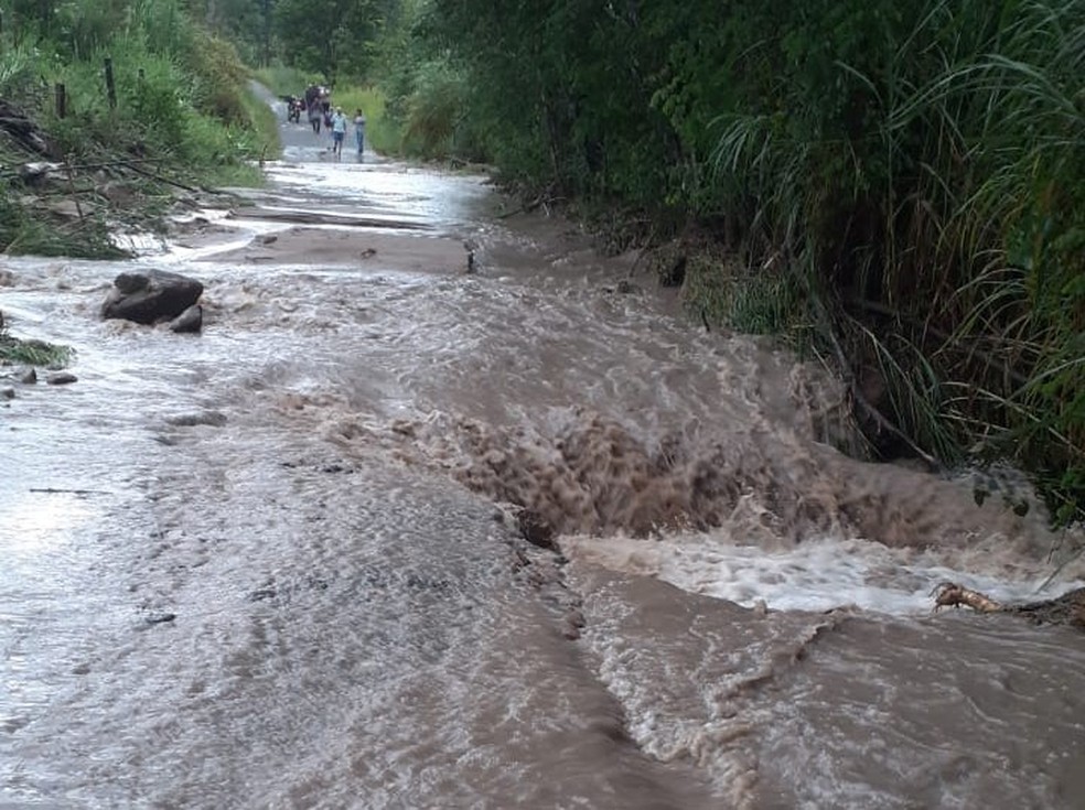 Chuva: Cachoeira Paulista tem estradas interditadas e transporte escolar suspenso na zona rural — Foto: Divulgação/Defesa Civil de Cachoeira Paulista