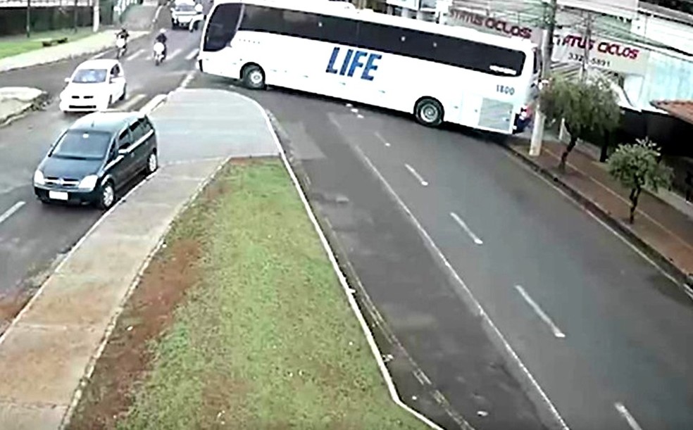 Câmeras de segurança mostram momento em que ônibus bate em fachada de loja em marcha à ré  — Foto: Reprodução/Câmera de segurança