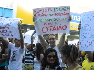 Cerca de 1.500 estudantes pedem a redução do preço da tarifa de ônibus (Foto: Alexsandra Barbosa/7 Segundos)