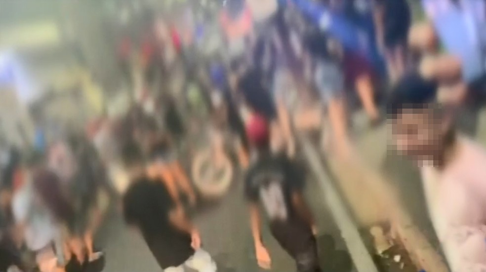 Adolescentes reunidos em praça na região central de Votuporanga — Foto: Reprodução/TV TEM
