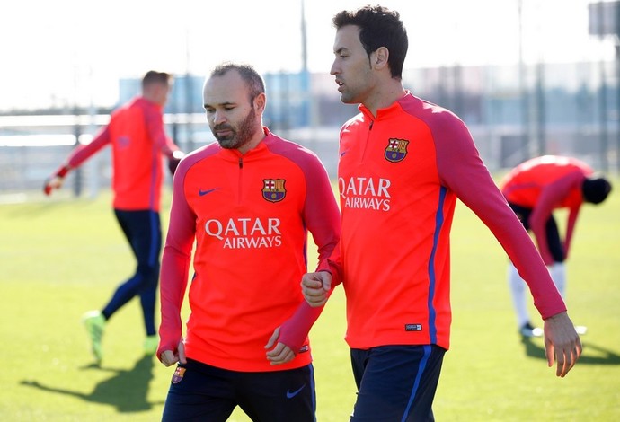 De volta, Iniesta aparece ao lado de Busquets no treino do Barcelona nesta quinta  (Foto: Miguel Ruiz / FC Barcelona)