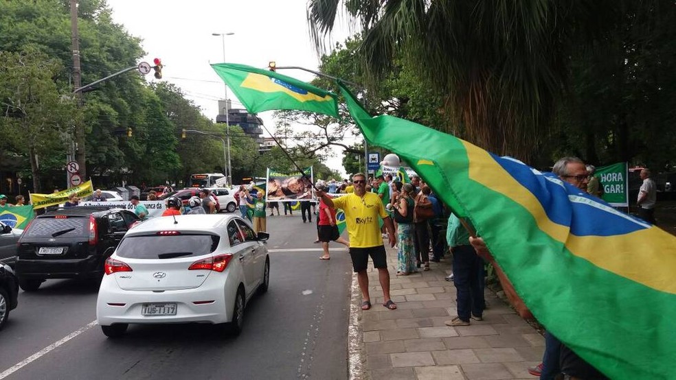 Grupo de manifestantes contrários a Lula protestam na Zona Norte de Porto Alegre (Foto: Everson Dornelles/RBS TV)