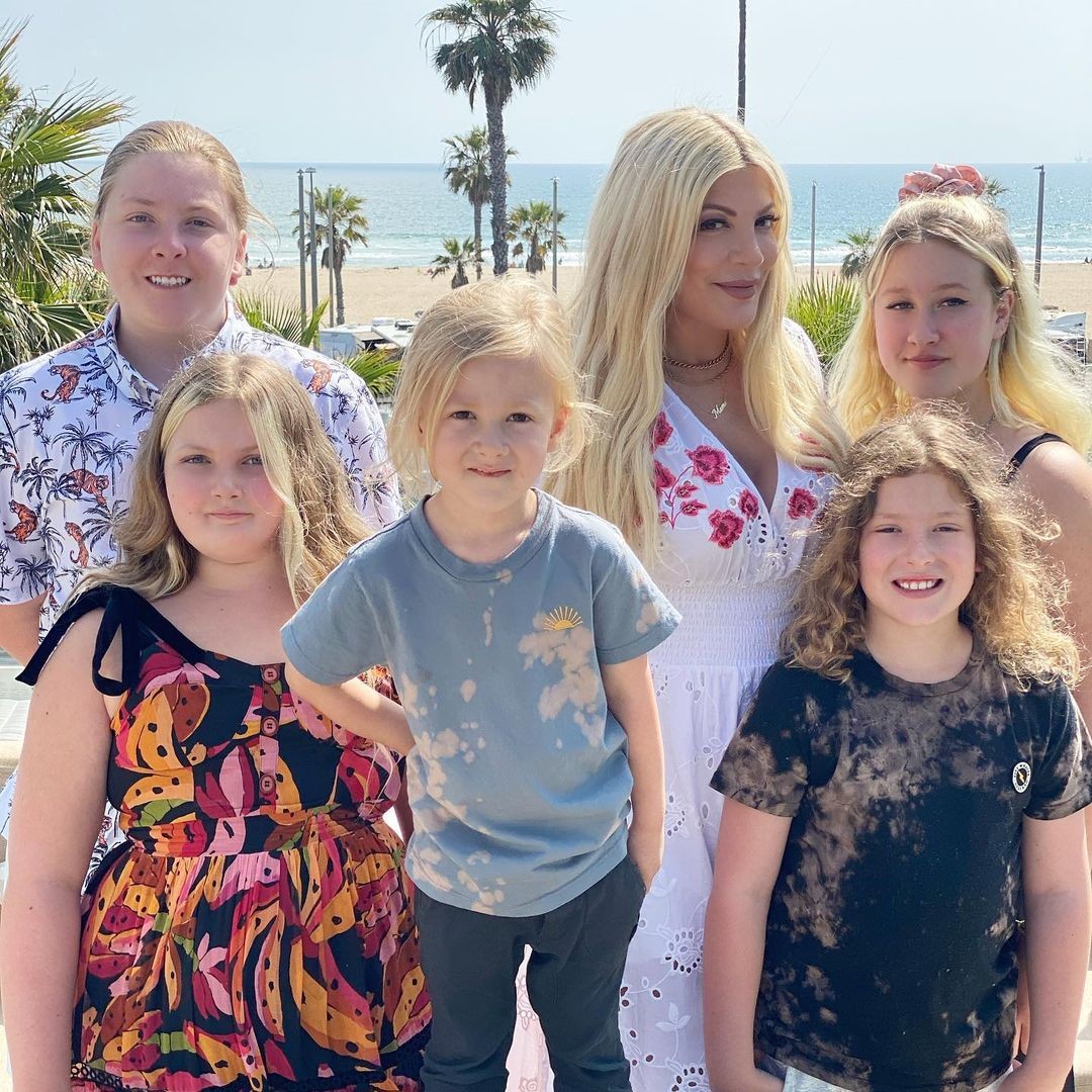 Tori Spelling e os cinco filhos (Foto: Reprodução Instagram)