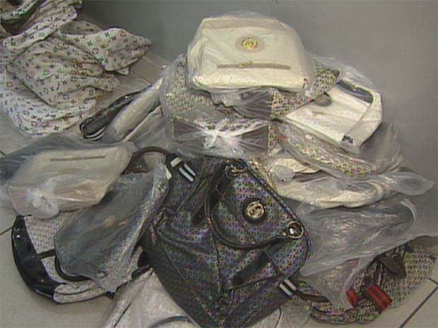 G1 - Polícia fecha fábrica de bolsas 'Louis Vuitton' falsas em