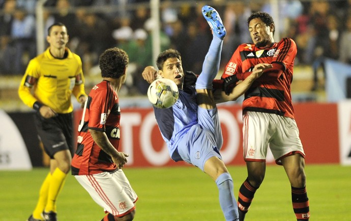 Nelson Cabrera e Hernane, Bolivar x Flamengo (Foto: AFP) Nelson Cabrera e Hernane, Bolivar x Flamengo (Foto: AFP)