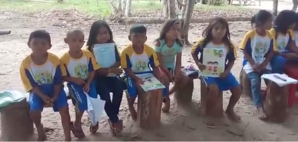 Crianças estudam com cadernos nas mãos — Foto: Reprodução