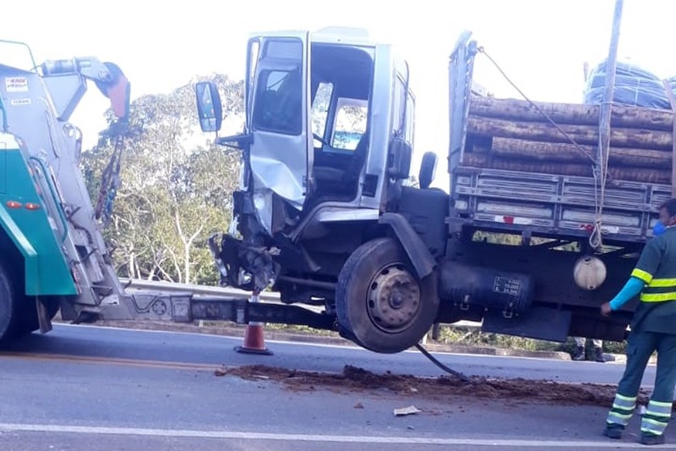 Motorista de carro morre após batida com caminhão na BR-101, sul da Bahia — Foto: Reprodução/Redes Sociais