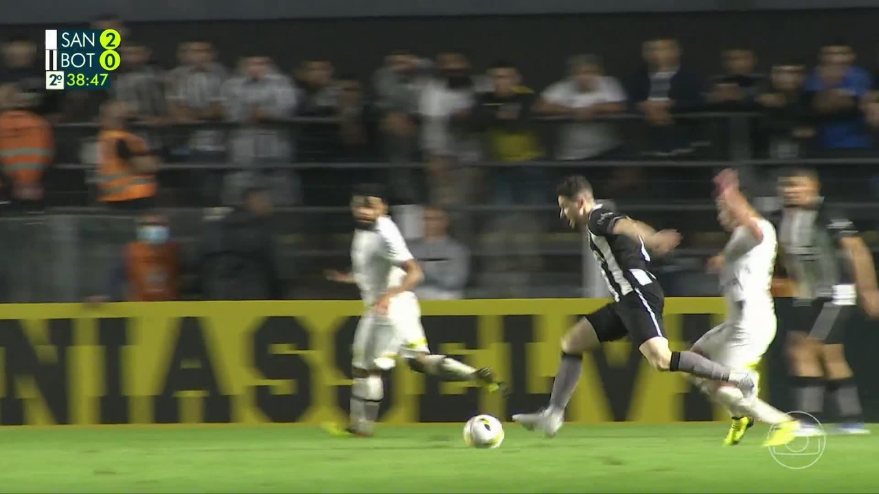 Aos 38 min do 2º tempo - defesa difícil de João Paulo do Santos contra o Botafogo