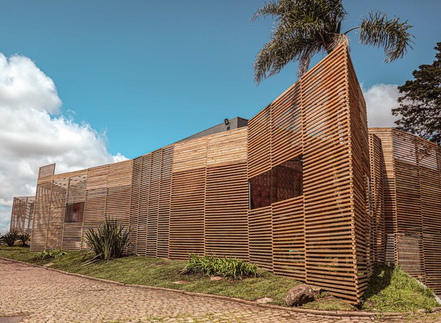 A instalação Casulo envolveu cinco mil barrotes de pinus de reflorestamento sustentável (Foto: Vini Dalla Rosa / Divulgação)
