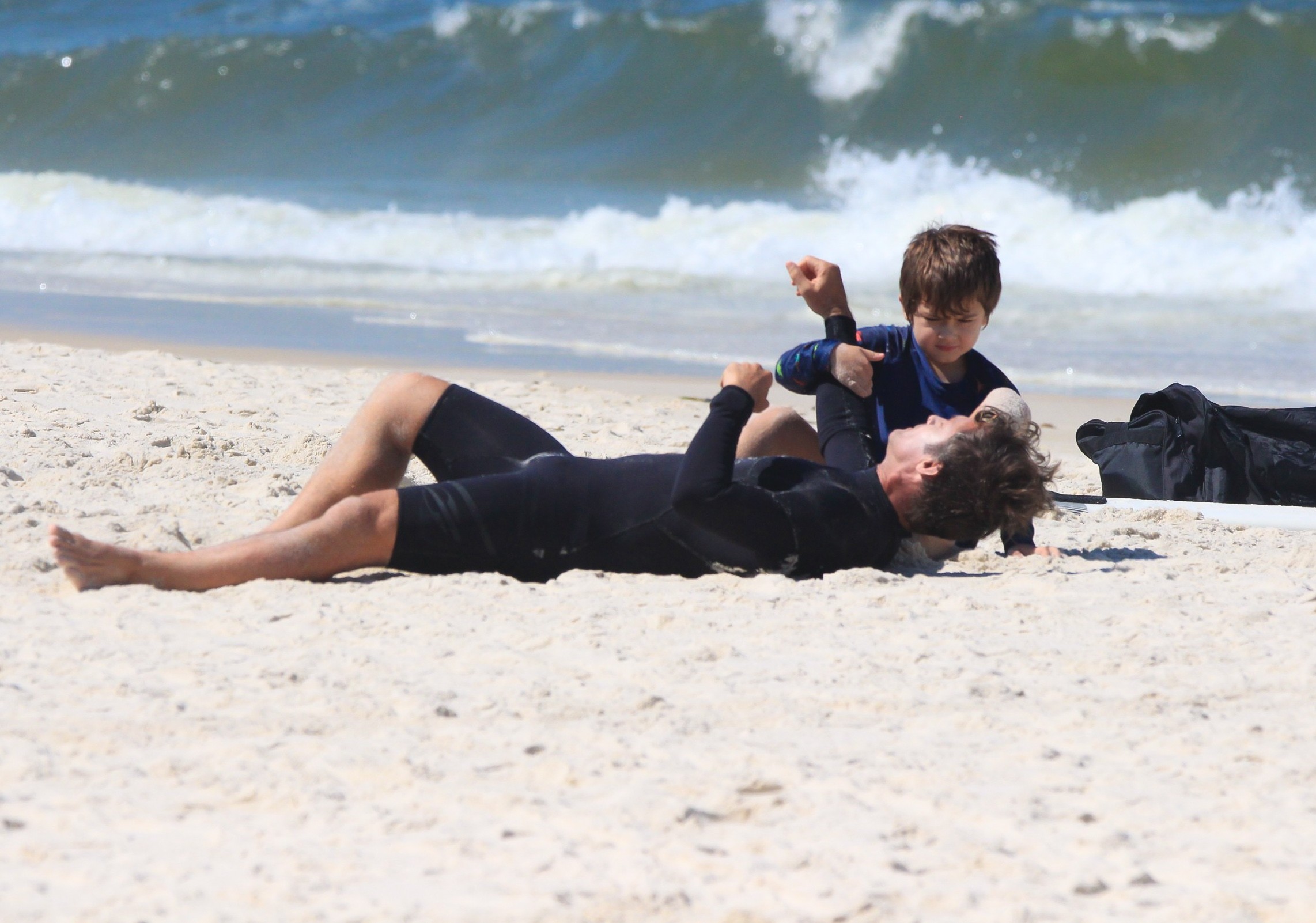 Claudio Heinrich e Karl, de 6 anos, brincam na areia (Foto: Fabricio Pioyani/AgNews)