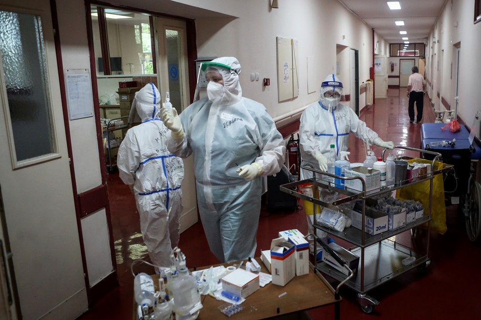 Médicos trabalham em hospital com pacientes infectados pelo novo coronavírus em Belgrado, capital da Sérvia — Foto: Oliver Bunic/AFP