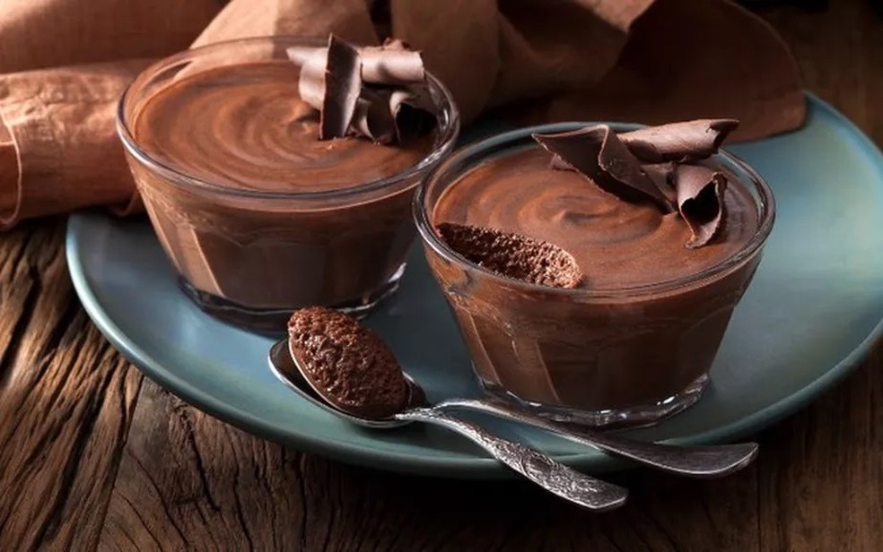 Mousse de chocolate vai poucos ingredientes — Foto: Divulgação
