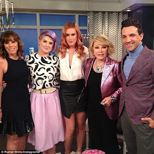 Rummer Willis (centro) com Joan Rivers e outros apresentadores do programa 'Fashion Police' (Foto: Reprodução/Instagram)