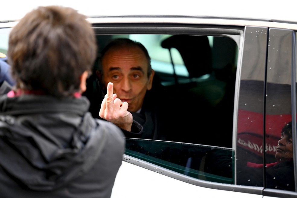 Eric Zemmour faz gesto obsceno, em novembro de 2021 — Foto: Nicolas Tucat/AFP