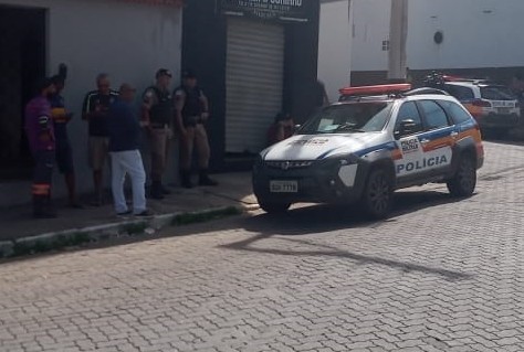 Homem é morto a tiros dentro de barbearia em Governador Valadares