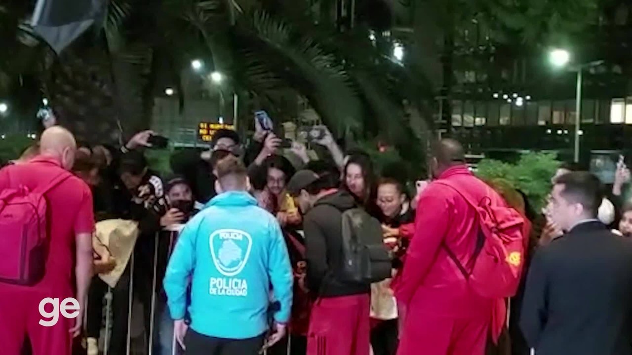 Gabigol faz a festa da torcida do Flamengo e atende torcedores no hotel