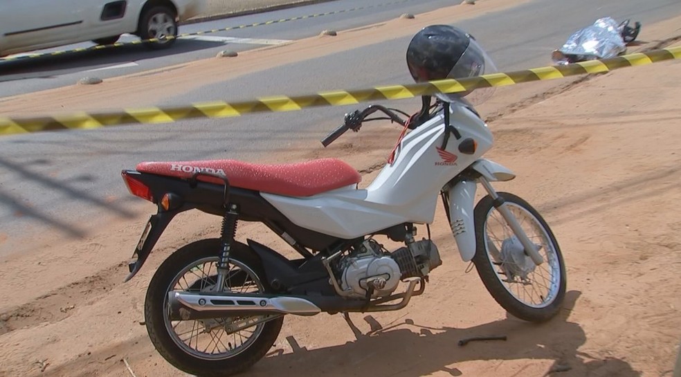 Motociclista morre após bater contra poste em Bauru; garupa é socorrido inconsciente — Foto: Marco Previdello/TV TEM