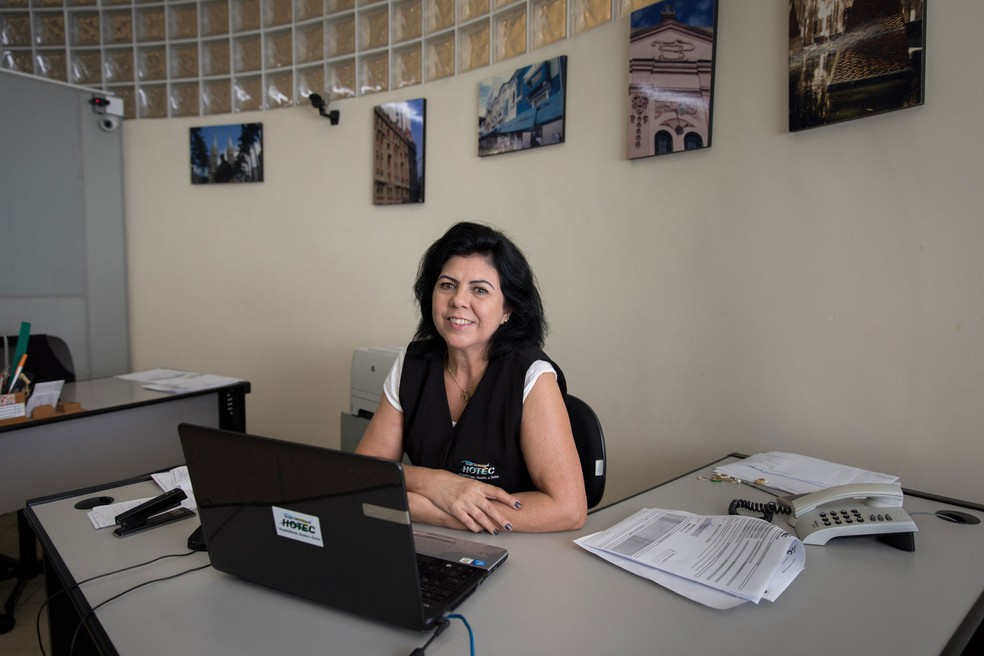 Laurinda Mendes em seu estágio numa faculdade em São Paulo; mesmo aos 55 anos, ela diz que tem muito a aprender — Foto: Marcelo Brandt/G1